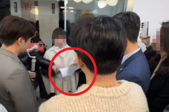 한동훈 전 국민의힘 대표 앞에서 싸인을 찢는 장면 SNS 캡처