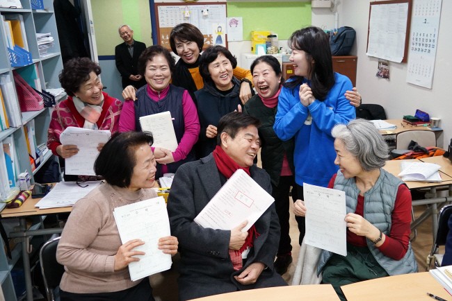 늦깎이 학생 돕는 ‘상록야학’… 동대문구청장, 교실찾아 격려