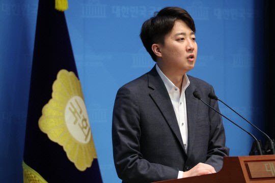[속보]“200억 예산 쓰고 유죄 판결은 1건”…<b>이준석</b>, <b>공수처 폐지법</b> 발...