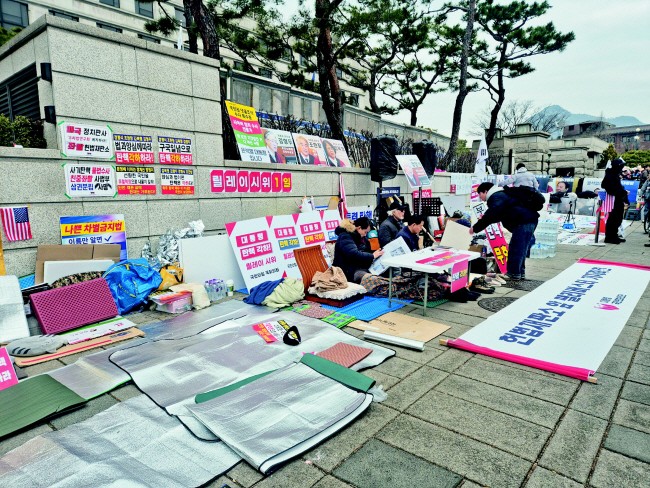 ‘반탄’ 돗자리 부대까지… 헌재 앞, 尹석방 후 무법지대 방불