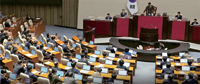 극단적 적대감 횡행하는 한국… 정부·여·야·사법 모두 정상성 상실[Deep Read]