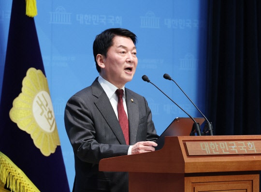 <b>안철수</b> “<b>이재명</b>, <b>정계 은퇴</b>해야”