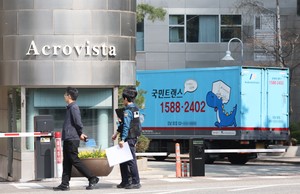 [속보]윤 <b>전 대통령</b>, 886일 만에 <b>사저</b> 복귀 “국민 위해 새길 찾겠다”