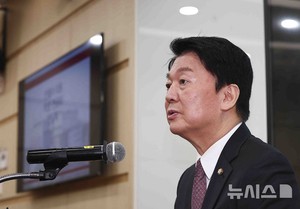 [속보] <b>안철수</b> “헌법 배신자들, 이재명에 필패”
