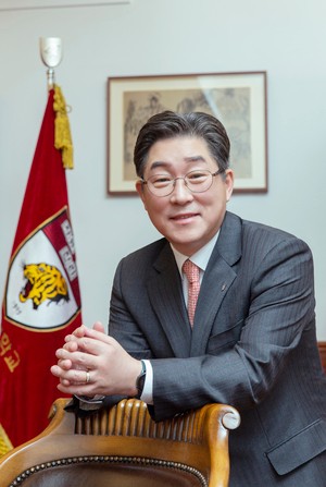 1200명 만나 수첩 메모하며 소통… ‘사람’에게서 대학쇄신 해답 찾다[Leadership]