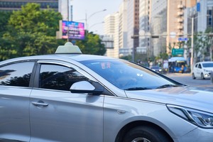 한날 같은 손님 태운 <b>택시기사 부부</b>의 ‘직감’…3억8천만원 <b>보이스피싱</b>...