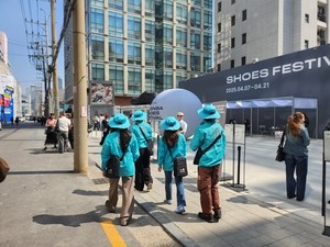 성수동 골목골목 동행… ‘움직이는 관광안내소’ 운영