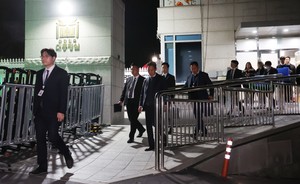 [속보]경찰, 경호처와 10시간 대치 끝 <b>대통령실 압수수색</b> 철수