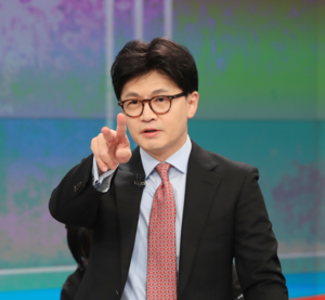 [속보]<b>한동훈</b> “이 개싸움 감당할 사람 저 뿐”…대구서 손편지