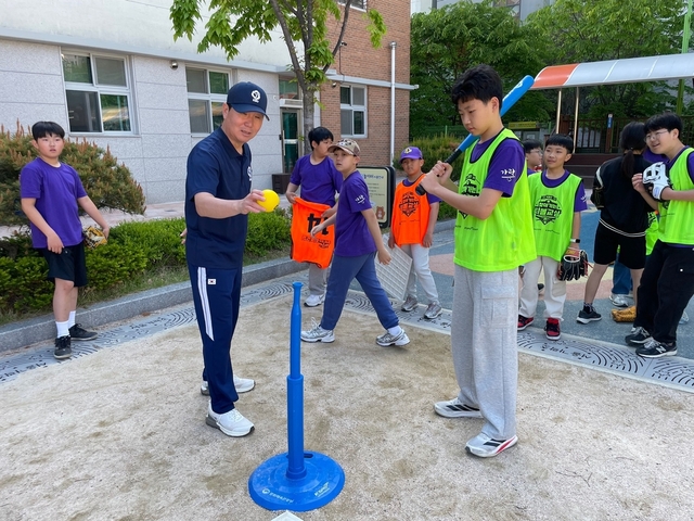 KBO, 올해도 찾아가는 <b>티볼교실</b> 이어간다…<b>류지현</b> 대표팀 <b>감독</b>도 참여