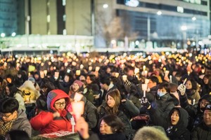 위기의 한국 민주주의… 시민이 촛불 대신 실권 쥐어야[북리뷰]