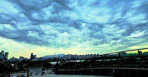 바람따라 춤추는… 하늘 뒤덮은 악마구름[도시풍경]