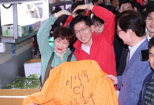 가락시장 찾은 김문수 “대선은 다이내믹… 반드시 대반전”