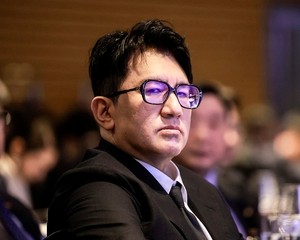 “김범수 <b>SM</b>엔터 <b>시세조종</b> 재판 나오라”…<b>방시혁</b>이 법원에 호출당한 이...