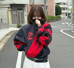 ‘숫자 2’ 새겨진 빨간 <b>점퍼</b> 입은 사진 올렸다 빛삭한 <b>카리나</b>