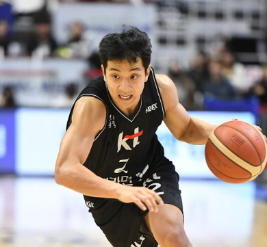<b>허훈</b>, 프로농구 <b>KCC</b>와 계약…형 <b>허웅</b>과 함께 뛴다