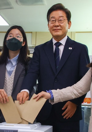 누가 더 유리할까… ‘<b>역대급</b> 열기’ <b>사전투표</b>