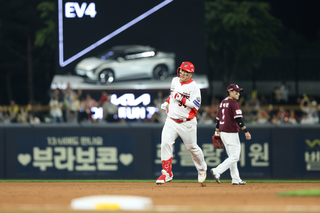 역대 최고령 기록 모조리 싹쓸이…42세 최형우 KBO 5<b>월간 MVP</b> 선정