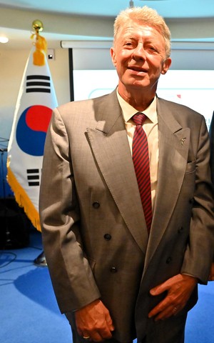 한국서 시집낸 프랑스 시인… “수교 140주년 우정 더 깊어지길”