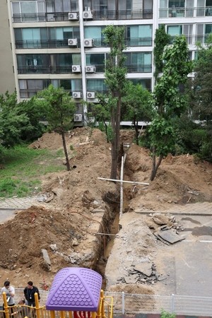 서울 강남 <b>은마아파트 공사장 매몰사고</b> 60대 작업자 사망…경찰 수사