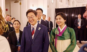 김혜경 여사 ‘조용한 내조’… 캐나다 환영 <b>리셉션</b>에서 ‘한복’