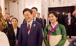 <b>김혜경 여사</b> ‘조용한 내조’… 캐나다 환영 리셉션에서 ‘한복’