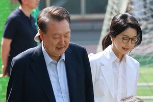 “윤대통령 부부 구속하라” 서초동서 600명 시위