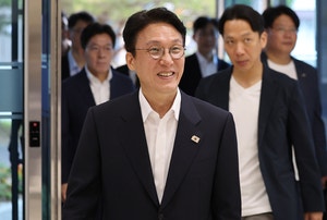 [속보]박지원 “<b>김민석</b>, 4선 의원이 재산 2억이면 깨끗하게 산 것”