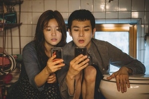 봉준호 ‘<b>기생충</b>’…NYT ‘<b>21세기</b> 최고 <b>영화</b>’ 1위 쾌거