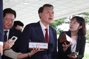 [속보]윤, <b>내란특검</b> ‘공개’ 출두…지하주차장 이용 못했다