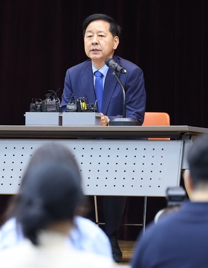 <b>경제</b>부총리 후보자 “<b>경제혁신</b> 방향 ‘대한민국 주식회사’처럼 경영”