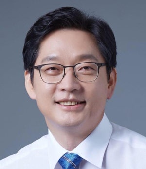<b>안철수</b> “‘러브버그’처럼 전과자끼리 붙어” <b>김경수</b> ‘시대위원장’...