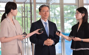 [속보]정성호 첫 출근 “<b>검찰</b> 해체 표현 적절치 않아…정치검사 제외하...