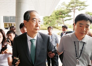 한덕수, 팔 붙잡힌 채 출석… 내란수�사 ‘尹내각 전반’ 확대