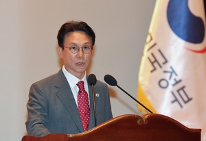 [속보]빨간넥타이 맨 <b>김민석</b> “빨강·파랑 상관없이 정열적 업무”
