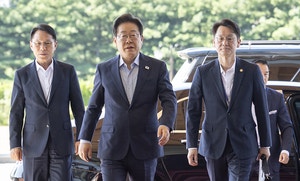 <b>이재명</b> ‘80%대 문재인 넘는다’ 국정 자신감… 관세협상·집값잡기 관...