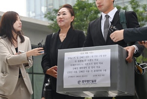 ‘명태균 의혹’ 최초 제보자 <b>강혜경</b>, <b>김건희특검</b> 참고인 출석