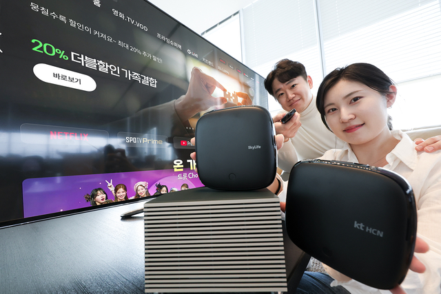 Models introducing KT Group's media platform expansion in front of iFit TV screen with KT Skylife and KT HCN set-top boxes. Provided by KT