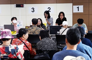 [속보]<b>민생</b><b>쿠폰</b> 첫날 14%, 698만명 신청…1조2722억 원 지급