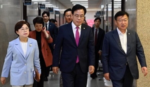 “국힘 극우퇴행” <b>한동훈 불출마</b>선언… 주류와 충돌