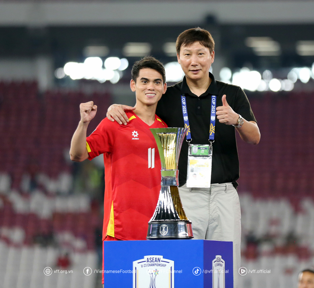 <b>김상식</b>, 박항서 넘었다… 베트남 축구 또 우승