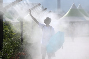 “한국 너무 덥네”… 외국인‘쿨링포그 샤워’[도시풍경]