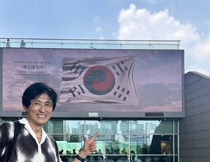 “‘데니 태극기’영상따라 내 음악 흐르니 뭉클”