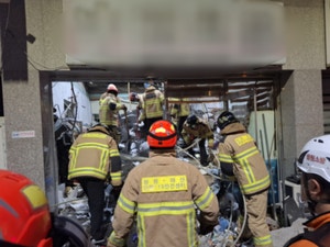 창원서 47년된 건물 천장붕괴… 잔해 깔린 50대 남성 숨져