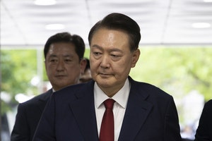 尹만난 특검이 밝힌 구치소 상황···“윤 전대통령, <b>속옷</b>만 입고 바닥...