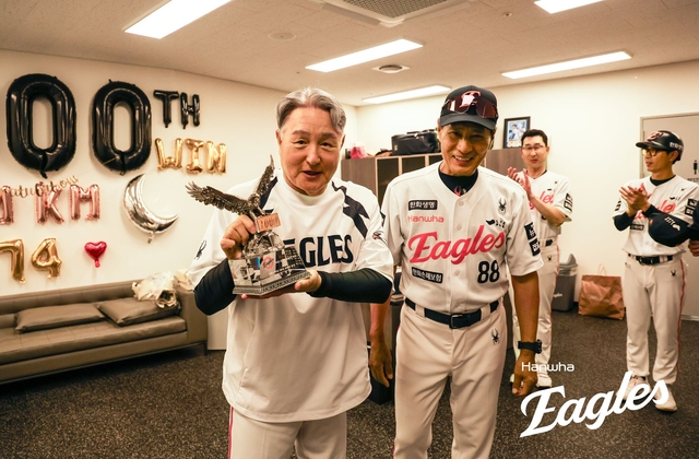 <b>한화 폰세</b>, 개막 <b>15연승</b>·최소경기 200K 신기록…김경문 감독은 통산 10...