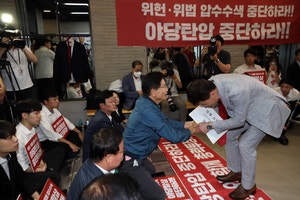 ‘철야 농성’ 김문수 “오늘도 TV<b>토론</b>…당사로 모여 비상 전선 구축해...