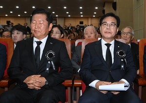 악수는커녕… 눈길도 안주는 與·野대표