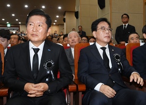 정청래, 국힘 대표 옆에 두고 “진정한 용서는 내란세력 척결”…송언석 “야당 말살대상 규정, DJ의 포용 절실”