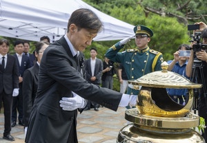 [속보]<b>조국</b>, 252일만 복당…<b>혁신정책연구원장</b> 맡아